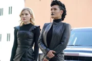 Esme Frost (Skyler Samuels, l.); Reeva Payge (Grace Byers, r.)