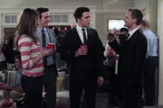 Barney (Neil Patrick Harris, r.) zeigt seinen neuen Freunden Justin (Brian McElhaney, 2.v.l.) und Kyle (Nick Kocher, 2.v.r.), wie ein Mann richtig feiert ...
