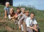 Die 6 Kummerbuben  Hier sind sie Staffel 1, Episode 1 Die 6 Kummerbuben : Uli Hager als Peterli, Urs Welsch als Päuli, Heinz Hiltbrunner als Fredy, Beat Schenk als Fritzli, Jürg Dreier als Hänsel, Urs Hofmann als Mändel