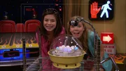 L-R: Carly Shay (Miranda Cosgrove), Sam Puckett (Jennette McCurdy)