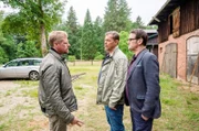 Die Ermittler Finn Kiesewetter (Sven Martinek, M.) und Lars Englen (Ingo Naujoks, r.) befragen Bernd Harms (Martin Gruber, l.), den Freund von Sarah Lehmann.