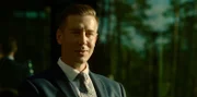 William Bergvik (Pål Sverre Hagen) ist nach einer schweren Zeit nach Hause zurückgekehrt und will nun wieder voll durchstarten. Dazu trennt er sich sich von Allem, was ihn zurückhält.