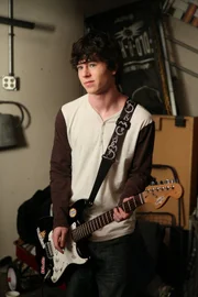Ein neuer Rockstar: Jetzt, da Axl (Charlie McDermott) nicht mehr seine ganze Zeit vor dem Fernseher verbringt, kann er sich an der Gitarre üben ...