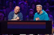 Rateteam-Kapitän Bernhard Hoëcker (l.) mit dem Musiker Malik Harris (r.).