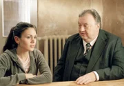 Anwalt Gregor Ehrenberg (Dieter Pfaff) klärt seine Assistentin Yasmin (Burcu Dal) über die Hintergründe des Falls auf.
