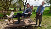 Adsche (Peter Heinrich Brix, re.) hat für seinen Freund einen mobilen Anhänger gebaut. Brakelmann (Jan Fedder, li.) ist beglückt, an die frische Luft zu kommen und bietet Adsche an, bei ihm einzuziehen.
