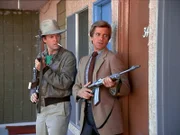 Irgendwer hat sich während ihrer Abwesenheit in ihrem Zimmer umgesehen. Vorsichtig öffnen Face (Dirk Benedict, re.) und Murdock (Dwight Schultz, li.) die Türe...