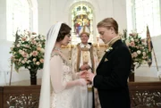 Linda (Lily James, li.) und Tony (Freddie Fox, r.).