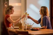 Elly (Juliane Fisch, l.) und Julia (Mirka Pigulla, r.) stoßen auf die neuesten Fortschritte mit Beat an. Doch was daraus wird, bleibt abzuwarten.