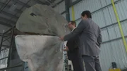 REENACTMENT - Die Ermittler (gespielt von Paul Braunstein und Henry Kwok) finden mikroskopisch kleine Risse im Druckschott des JAL-Fluges 123, die darauf hindeuten, dass es langsam und im Laufe der Zeit versagte, bis es 1985 auf katastrophale Weise brach und 520 Menschen an Bord tötete.