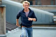 Für Paul (Daniel Roesner) und seinen Partner beginnt ein Wettlauf mit der Zeit, denn die flüchtende Julia hat sich bei ihrem Raubzug mit dem Falschen angelegt...