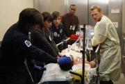 Owen (Kevin McKidd, r.) versucht alles, um Dr. Cahill (Constance Zimmer, 2.v.l.) davon zu überzeugen, die Notaufnahme nicht zu schließen. Als ein Patient eingeliefert wird, muss sie helfen und kommt dabei ins Grübeln ...