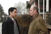 Ein neuer Fall bereitet ihnen Kopfzerbrechen: John Stillman (John Finn, r.) und Scott Valens (Danny Pino, l.) ...