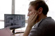 Journalist Dennis Leiffels bei der mühseligen und frustrierenden Recherche.
