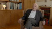 Josef Ratzenböck ist der ehemalige Landeshauptmann von OÖ. Er erzählt vor laufender Kamera, wie er im Frühjahr 1945 als Jugendlicher desertiert ist und sich bis Kriegsende in einem Waldstück vor der SS versteckt hat.