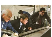 Dr. Bullard (Barry Jackson, l.), DCI Tom Barnaby (John Nettles, M.) und DS Dan Scott (John Hopkins, r.).