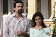 Gabrielle (Eva Longoria , r.) und Carlos (Ricardo Antonio Chavira, l.) haben ein Problem mit ihrer Kanalisation und da ihnen das Geld für die Reparatur fehlt, müssen sie sich anders behelfen ...