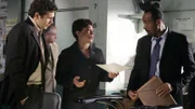 Lt. Anita van Buren (S. Epatha Merkerson) berichtet den Detectives Lupo (Jeremy Sisto, l.) und Green (Jesse L. Martin), dass ein ehemaliger Vorgesetzter von ihr gern bereit ist, die Polizei bei ihren Ermittlungen im Mordfall Lily Yee zu unterstützen.