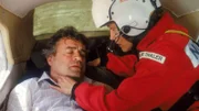 Karin Thaler (Roswitha Meyer) untersucht Lothar Richter (Bernd Jeschke), der an Bord seiner Maschine einen Herzinfarkt erlitten hat.
