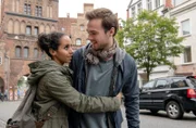 Meryem (Kristin Alia Hunold, l.) schließt ihren Freund Nick (Tom Gronau, r.) in die Arme. Nick hat seinen Drogenentzug vorzeitig abgebrochen. Sie planen einen Raubüberfall und träumen davon, woanders neu anzufangen.