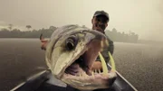 Cyril hält einen Fisch.