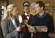 Von dem Anwalt Benedict (Markus Kn&uuml;fken, re.) erhoffen Franziska (Diana Amft, li.) und ihr Angestellter Henry (Jacques Breuer, mi.) sich Hilfe gegen die R&auml;umungsklage.