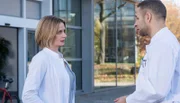 Annas Eltern beschweren sich lauthals im Klinikflur über Moreaus unerlaubte Untersuchungen. Da Dr. Moreau (Mike Adler, l.) nicht rausgefunden hat, worunter Anna leidet, entzieht Dr. Ruhland (Gunda Ebert, l.) ihm den Fall.