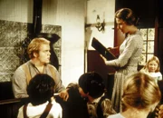 Caroline (Karen Grassle, stehend) muss mit Entsetzen feststellen, dass Abel McKay (Dirk Blocker, l.) weder schreiben noch lesen kann.