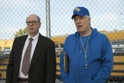 Direktor Ball (Stephen Tobolowsky, l.); Mr. Crosby (Clancy Brown, r.)
