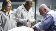 Das Opfer eines Verbrechens entpuppt sich für (v.li.) Catherine (Marg Helgenberger), Raymond (Laurence Fishburne) und Doc Robbins (Robert David Hall) als forensischer Albtraum, denn der Tote wurde in Pflanzenfett frittiert.