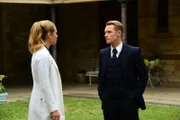 Joan Millar (Jessica Marais, l.); Lawrence Faber (Ronan Keating, r.)