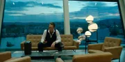 Der Tag des entscheidenden Handels rückt immer näher. Die Anspannung steigt, denn für Adam (Simon J. Berger) und die anderen Broker steht eine wahnsinnige Summe Geld auf dem Spiel.