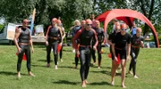 Paul Schott (Tim Wilde, li. mit Kompars:innen) nimmt an einem Freiwasser-Schwimmen über den Bodensee teil. Doch das Rennen entwickelt sich anders als gedacht. Das WaPo-Team muss in einem Todesfall ermitteln.
