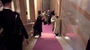 Nachstellung: Am Roten Teppich; Die Aufgabe der Fotografen ist es, das Regime in den Augen der Menschen fotographisch in das rechte Licht zu rücken.