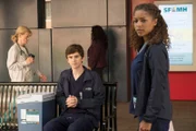 Vorne: Dr. Shaun Murphy (Freddie Highmore), Dr. Claire Browne (Antonia Thomas)