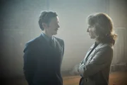 Endeavour (Shaun Evans) erfährt von Dorothea Frazil (Abigail Thaw) interessante Details.