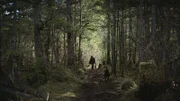 PORT PROTECTION, ALASKA- Timbi geht mit ihrem Hund Smokey durch den Wald. (Bildnachweis: National Geographic Channels/Jesse Phinney)
