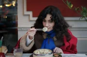In einem Berliner Restaurant kostet Lucie wunderschön geformte Momos aus Nepal.