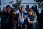 Die Hengascher sind nicht mehr aufzuhalten – sie wollen den "Hackestüpp" selbst zur Strecke bringen. Schiedsamtsleiter Zielonka (Michael Hanemann), Feuerwehrchef Arthur Brandt (Felix Vörtler) und Lydia Aubach (Julia Schmitt) führen den Trupp an (mit Komparsen).