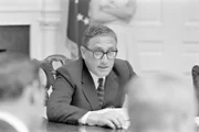 Der Nationale Sicherheitsberater Henry Kissinger informiert die Presse.