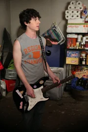 Jetzt, wo seine Eltern das Kabelfernsehen gekündigt haben und er deshalb weniger Zeit vor der Glotze verbringt, hat er mehr Zeit, um Rockstar zu werden: Axl (Charlie McDermott) ...