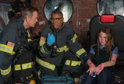L-R: Bobby Nash (Peter Krause), Henrietta 'Hen' Wilson (Aisha Hinds) und Cheri (KylieRae Condon)