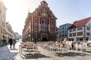 Die Gothaer nennen das alte Rathaus „rotes Rathaus“. Es steht mitten auf dem Hauptmarkt. Der Renaissancebau wurde in den 1990er Jahren gründlich saniert.