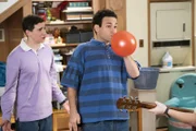 L-R: Geoff Schwartz (Sam Lerner) and Barry Goldberg (Troy Gentile)