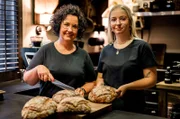 Seit 1898 zelebrieren die Stadtländers die Kunst des Brotbackens in Walsrode. Im Bild: Jette und Tanja Stadtländer
