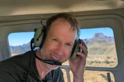 Nur mit dem Helikopter erreicht Professor Ralph Clark die einzige hochalpine Forschungsstation Afrikas.