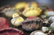 Lucie färbt Teigtaschen mit natürlichen Zutaten wie Kurkuma, Spirulina und rote Beete.
