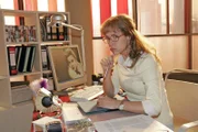 Worüber die schon wieder reden? Skeptisch beobachtet Lisa (Alexandra Neldel) von ihrem Schreibtisch aus David und Max.