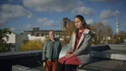 Endlich sprechen sich Janine (Nell Marie Haack, links) und Ana (Sienna Ruge) aus.