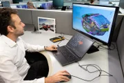 Ingenieure arbeiten an der neuen Kohlefaser-Monozellenwanne.
